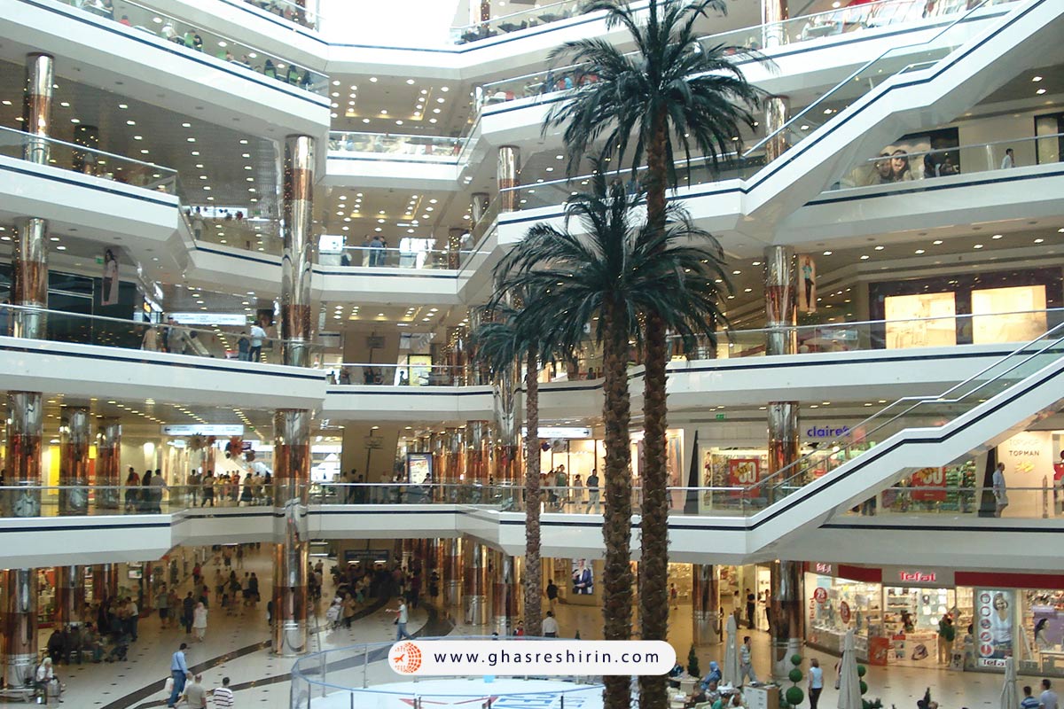 مرکز خرید جواهیر استانبول ( Cevahir Shopping Mall )
جواهیر یکی از بزرگترین و معروف‌ترین مراکز خرید در ترکیه است. این مرکز خرید در منطقه شیشلی ( Şişli )، قلب تجاری استانبول واقع شده که دارای 6 طبقه بوده و بیش از ۳۴۰ فروشگاه را در خود جای داده است. در جواهیر می‌توانید انواع محصولات از برندهای بین‌المللی و محلی شامل پوشاک، لوازم الکترونیکی، کتاب و لوازم خانگی را پیدا کنید. </span></p>
می‌توانید در فودکورت‌های این مرکز خرید انواع غذا را نوش جان کنید. امکانات تفریحی مانند سینماها، شهربازی سرپوشیده و سالن بولینگ نیز در این مرکز وجود دارند که لذت خرید در آن را چند برابر می‌کنند. دسترسی آسان از طریق مترو و سایر وسایل حمل و نقل عمومی، جواهیر را به یکی از مقاصد محبوب برای گردشگران و محلی‌ها تبدیل کرده است. ساعت کاری مرکز خرید جواهیر استانبول هر روز از ساعت ۱۰ صبح تا 10 شب است.</span></p>
آدرس:</strong> 19 Mayıs, Büyükdere Cd. No:22, 34360 Şişli/İstanbul, Türkiye</span></p>
<h3 ;