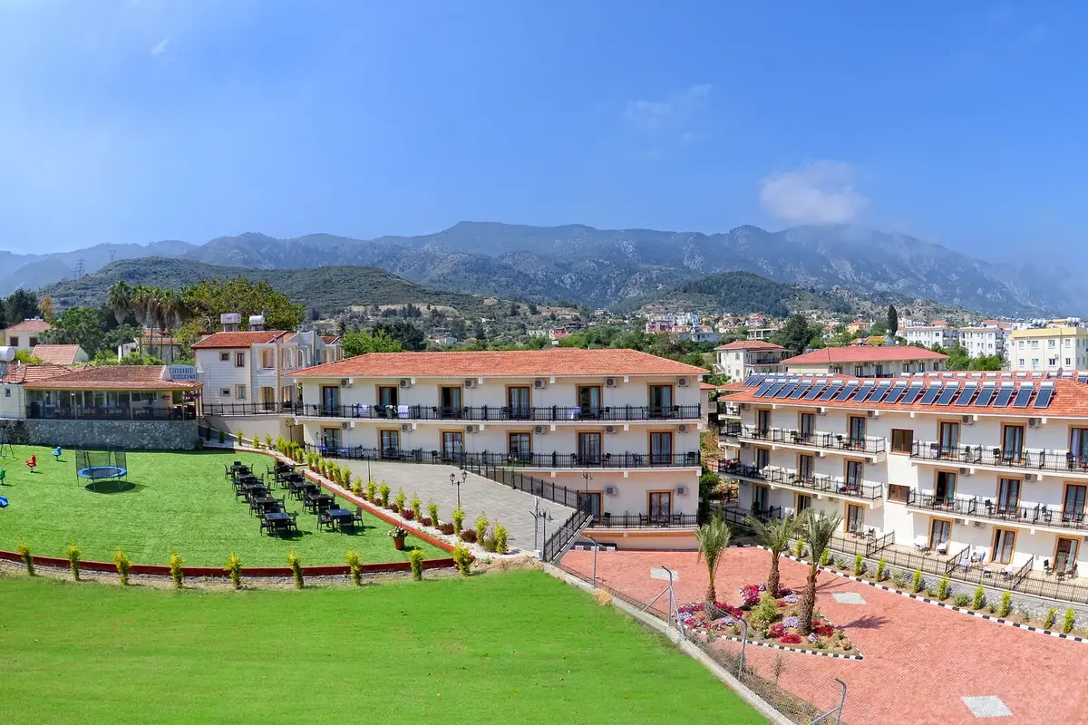 هتل ریورساید گاردن ریزورت ارجان (Riverside Garden Resort)